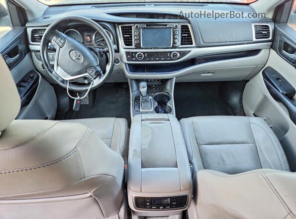 5TDJZRFH8HS508995 2017 TOYOTA HIGHLANDER Серебряный Вид панели приборов
