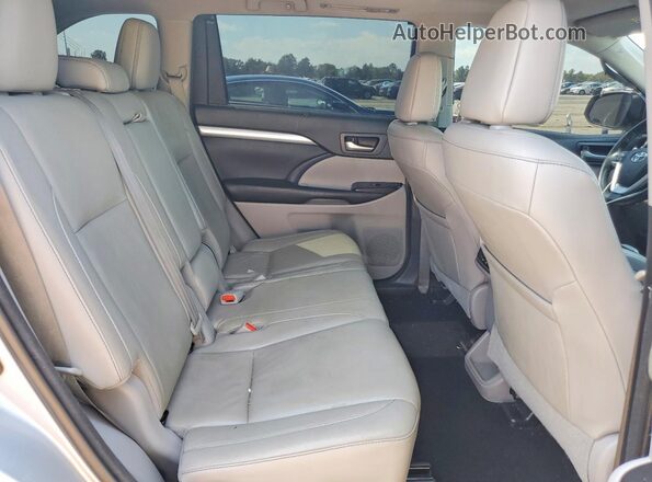 5TDJZRFHXHS381022 2017 TOYOTA HIGHLANDER Silver უკანა სალონის ხედი