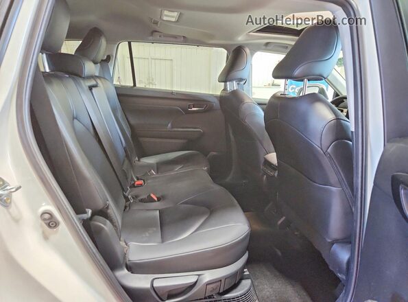 5TDKBRCH9SS662006 2025 TOYOTA HIGHLANDER White Вид задньої частини салону