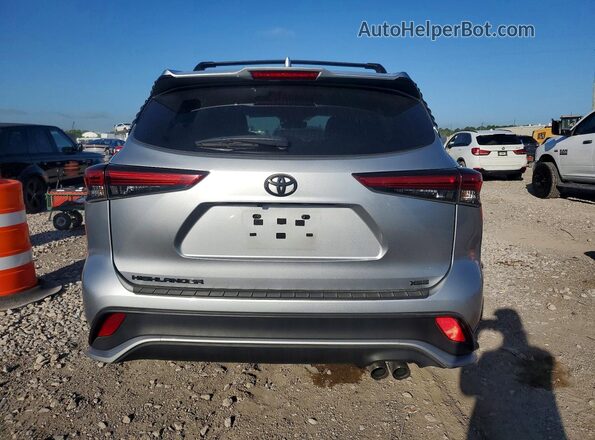 5TDKDRAH2PS524649 2023 TOYOTA HIGHLANDER Серебряный Вид салона спереди