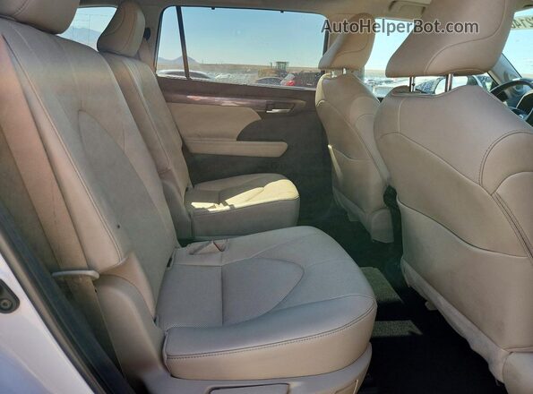 5TDKDRAH3PS509514 2023 TOYOTA HIGHLANDER White Rear interior view