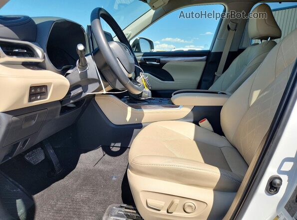 5TDKDRAH3PS509514 2023 TOYOTA HIGHLANDER White Front interior view