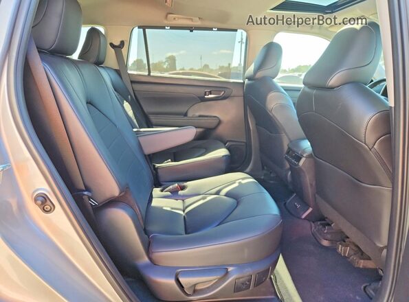 5TDKDRAH5RS053129 2024 TOYOTA HIGHLANDER Silver Вид задньої частини салону