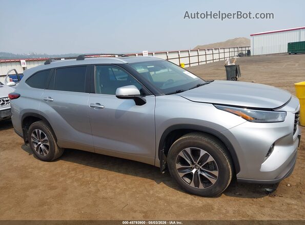 5TDKDRBH1PS047078 2023 TOYOTA HIGHLANDER Silver Սալոնի հետևի տեսք