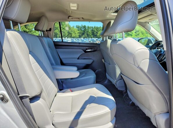 5TDKDRBH6PS039946 2023 TOYOTA HIGHLANDER Silver Rear interior view