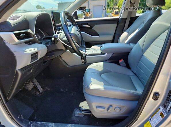 5TDKDRBH6PS039946 2023 TOYOTA HIGHLANDER Silver Front interior view