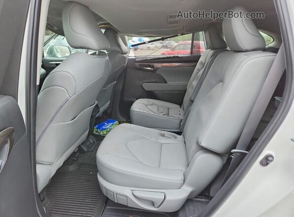 5TDKDRBHXPS021613 2023 TOYOTA HIGHLANDER White Սալոնի հետևի տեսք