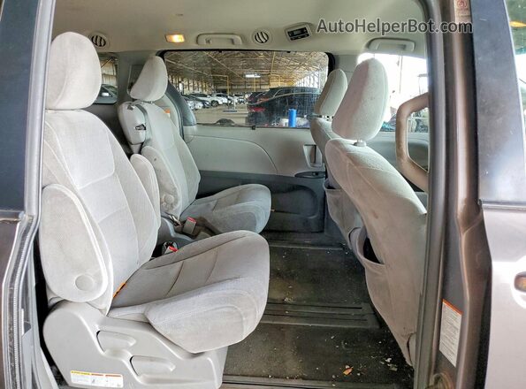 5TDKK3DC3GS714429 2016 TOYOTA SIENNA Gray Vista interior trasera