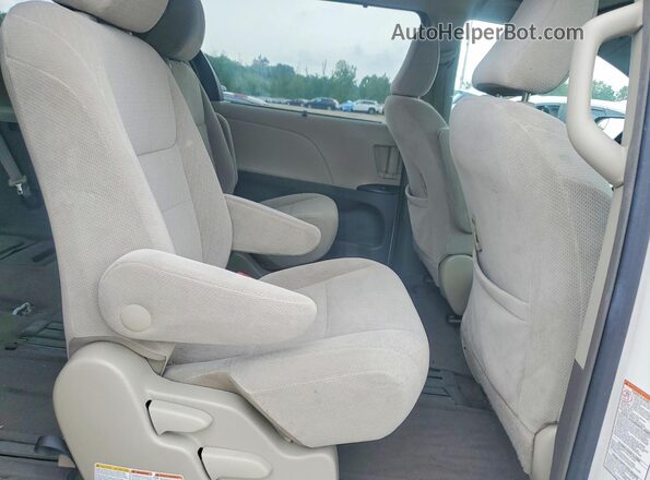 5TDKK3DC8GS718816 2016 TOYOTA SIENNA White Widok wnętrza z tyłu