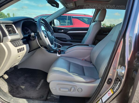 5TDKKRFH2GS158836 2016 TOYOTA HIGHLANDER Gray Front interior view
