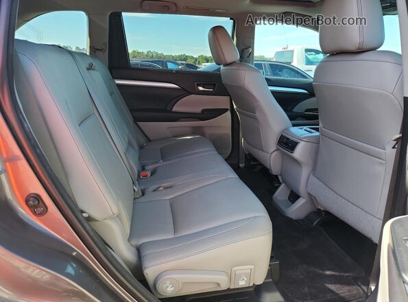 5TDKKRFH2GS158836 2016 TOYOTA HIGHLANDER Gray Rear interior view