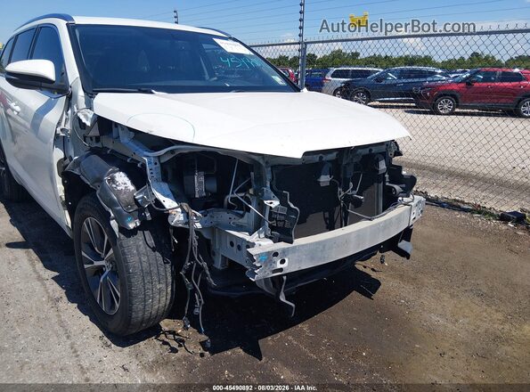 5TDKKRFH5GS135535 2016 TOYOTA HIGHLANDER White Front view