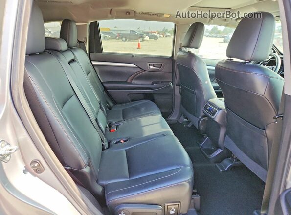 5TDKKRFHXGS129617 2016 TOYOTA HIGHLANDER Silver Вид задньої частини салону