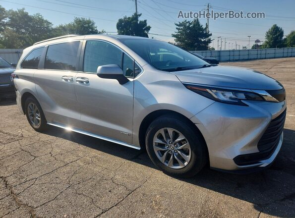 5TDKRKEC3MS073086 2021 TOYOTA SIENNA Silver Front right