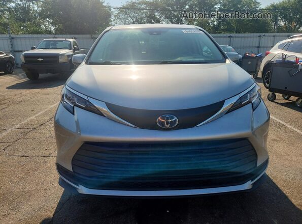5TDKRKEC3MS073086 2021 TOYOTA SIENNA Silver Front view