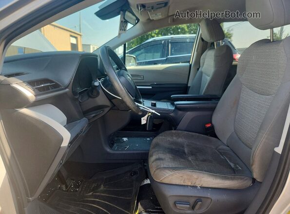 5TDKRKEC3MS073086 2021 TOYOTA SIENNA Silver Front interior view