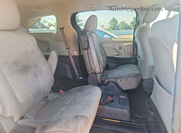 5TDKRKEC3MS073086 2021 TOYOTA SIENNA Silver Rear interior view
