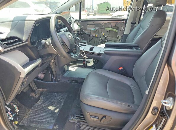 5TDKRKECXPS173402 2023 TOYOTA SIENNA Gray Вид салону спереду