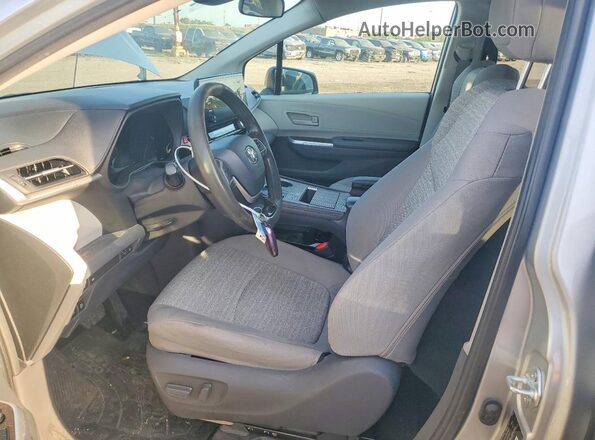 5TDKSKFC9MS028043 2021 TOYOTA SIENNA Silver წინა სალონის ხედი