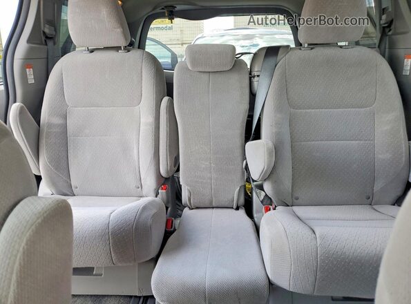 5TDKZ3DC0HS863653 2017 TOYOTA SIENNA Silver Հետևի նստատեղերի տեսք