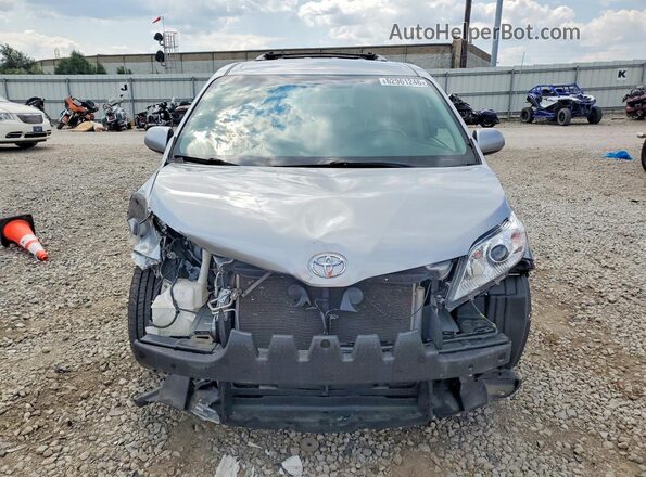 5TDKZ3DC0HS863653 2017 TOYOTA SIENNA Silver Դիմացի տեսք