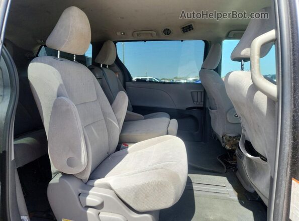 5TDKZ3DC0HS870196 2017 TOYOTA SIENNA Gray Вид задньої частини салону