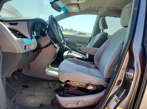 5TDKZ3DC0HS870196 2017 TOYOTA SIENNA Gray Вид салону спереду