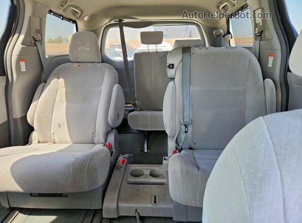 5TDKZ3DC1HS794715 2017 TOYOTA SIENNA Gray Widok tylnych siedzeń