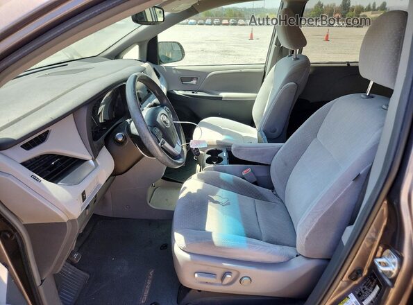 5TDKZ3DC1HS794715 2017 TOYOTA SIENNA Gray Widok wnętrza z przodu