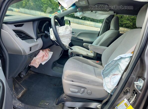 5TDKZ3DC1HS798196 2017 TOYOTA SIENNA Silver Սալոնի դիմացի տեսք