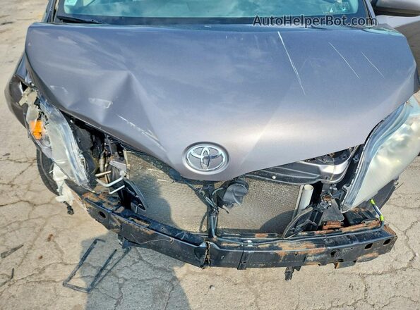 5TDKZ3DC1HS798196 2017 TOYOTA SIENNA Silver Շարժիչի բաժամունքի տեսք