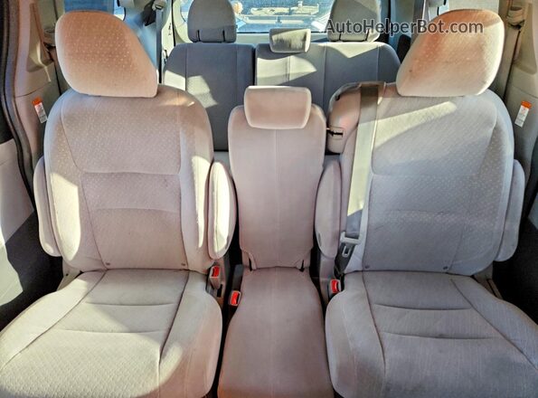 5TDKZ3DC1HS807687 2017 TOYOTA SIENNA Burgundy Rear seats view