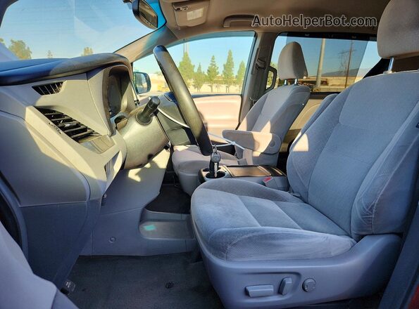 5TDKZ3DC1HS807687 2017 TOYOTA SIENNA Burgundy Front interior view