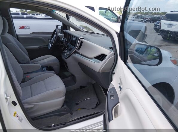 5TDKZ3DC1HS863502 2017 TOYOTA SIENNA White Front interior view