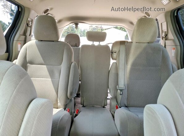 5TDKZ3DC2HS799745 2017 TOYOTA SIENNA Tan Вид задніх сидінь