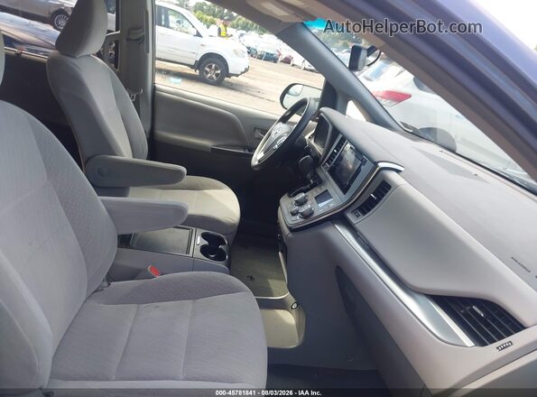 5TDKZ3DC2HS849379 2017 TOYOTA SIENNA Gray Вид салону спереду