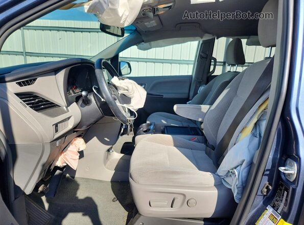 5TDKZ3DC3HS857507 2017 TOYOTA SIENNA Серый Вид салона спереди