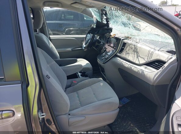 5TDKZ3DC3JS956754 2018 TOYOTA SIENNA Серый Вид салона спереди