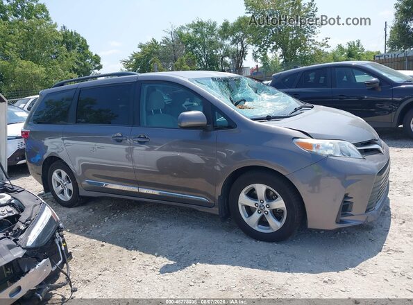 5TDKZ3DC3JS956754 2018 TOYOTA SIENNA Серый Вид задней части салона