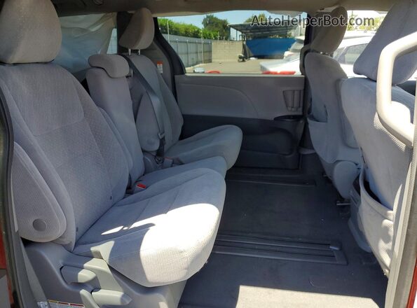 5TDKZ3DC3KS008744 2019 TOYOTA SIENNA Burgundy Вид задньої частини салону