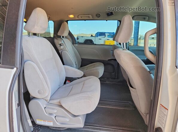 5TDKZ3DC3KS981655 2019 TOYOTA SIENNA White Widok wnętrza z tyłu
