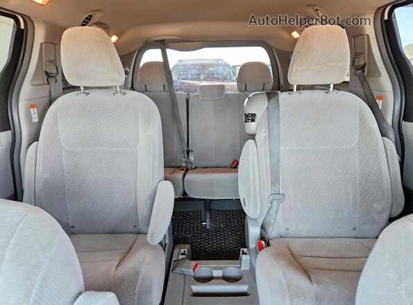 5TDKZ3DC3KS981655 2019 TOYOTA SIENNA White Widok tylnych siedzeń