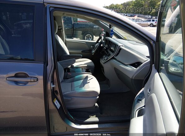 5TDKZ3DC4HS824628 2017 TOYOTA SIENNA Gray Widok wnętrza z przodu