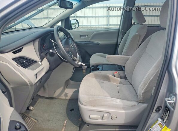 5TDKZ3DC4HS852722 2017 TOYOTA SIENNA Silver Widok wnętrza z przodu