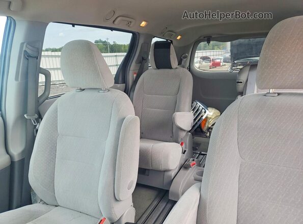 5TDKZ3DC4HS852722 2017 TOYOTA SIENNA Silver Widok tylnych siedzeń