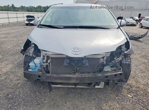 5TDKZ3DC4HS852722 2017 TOYOTA SIENNA Silver Widok z przodu