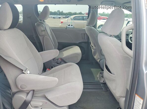 5TDKZ3DC4HS852722 2017 TOYOTA SIENNA Silver Widok wnętrza z tyłu