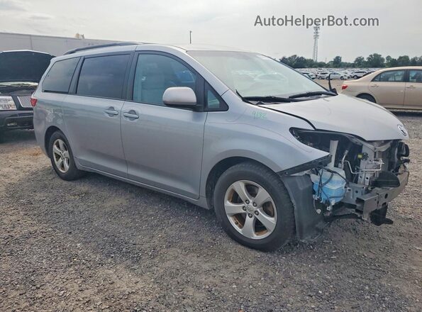 5TDKZ3DC4HS852722 2017 TOYOTA SIENNA Silver Przód prawy