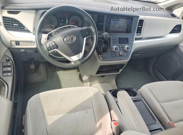 5TDKZ3DC4HS852722 2017 TOYOTA SIENNA Silver Widok deski rozdzielczej