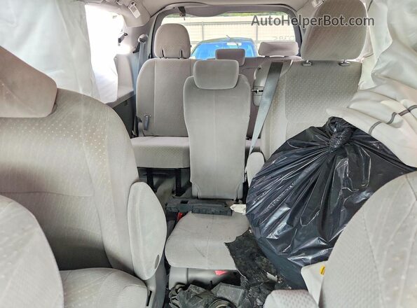 5TDKZ3DC4JS942667 2018 TOYOTA SIENNA Blue Vista de los asientos traseros
